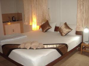 奥南海滩Real Relax Resort的一间卧室配有一张带两个枕头的床