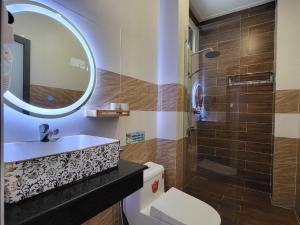 永隆RUBY HOTEL Vĩnh Long的一间带水槽、卫生间和镜子的浴室