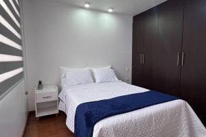 伊瓦拉Home Ibarra Parque Ciudad Blanca的一间带床和橱柜的小卧室