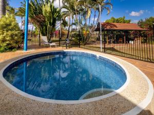 汤斯维尔BIG4 Townsville Gateway Holiday Park的一个带围栏的院子内的游泳池