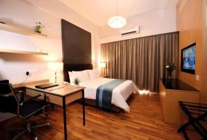 马六甲Imperial Heritage Hotel Melaka I City Centre I Free Himalayan Salt Room Access I Free Wifi I Free Parking的配有一张床和一张书桌的酒店客房