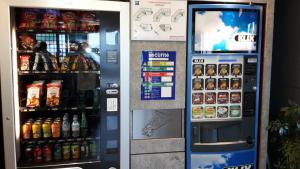 圣格拉蒂安圣格拉蒂 - 昂吉安莱班安宜必思经济酒店 的饮料自动售货机出售饮料和苏打水