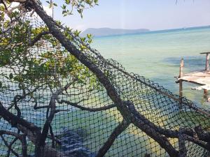 高龙撒冷岛Mangrove Beach Bungalows的享有海景的网状栅栏