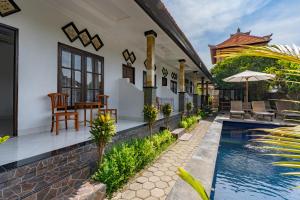 蓝梦岛Widia Homestay Nusa Lembongan的一个带游泳池和庭院的别墅