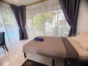 卡伦海滩Blue Sky Villa的一间卧室设有一张床和一个大窗户
