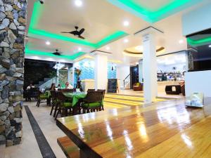 波尔多·格尼拉马娜拉海景度假酒店的餐厅拥有绿灯和天花板