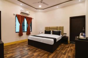 加尔各答OYO Hotel sakina的酒店客房设有床和窗户。