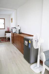 Lak SiHappyhouse Laksi station (PK14)的客房设有冰箱和带风扇的书桌。
