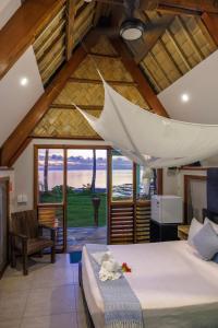 纳玛塔库拉芒果湾度假村的一间卧室设有一张床和一个大窗户
