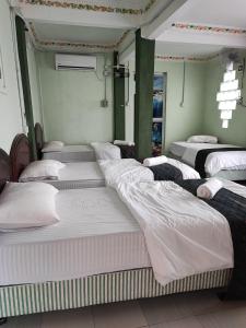 停泊岛Perhentian Chomel Chalet的客房内的一组床铺