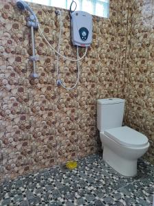 停泊岛Perhentian Chomel Chalet的石墙内带卫生间的浴室