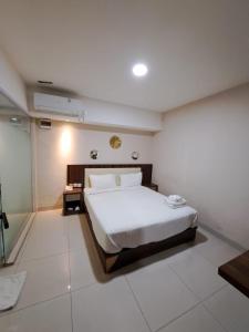 巴淡岛中心Hotel Morena Batam的卧室配有一张白色大床