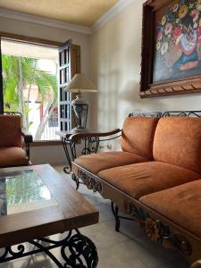 梅里达Hotel Casablanca 160的带沙发和咖啡桌的客厅