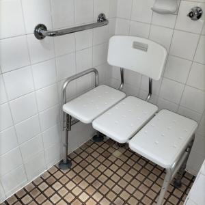 旺加拉塔旺加拉塔汽车旅馆 的带卫生间的浴室内的白色长凳