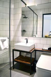 首尔Glue Hotel的一间带水槽和卫生间的浴室