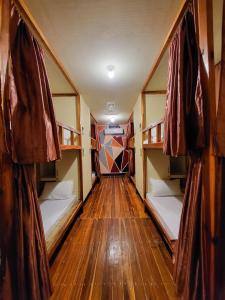 圣维森特Dam Dam Hostel的走廊上设有两张双层床。