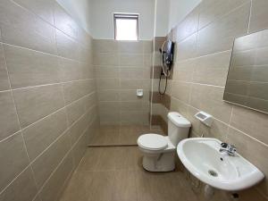 马六甲KSP Guest House的一间带卫生间、水槽和电话的浴室