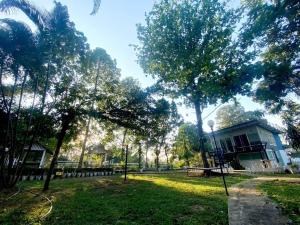 北冲Sleep Home Khaoyai的公园里树木和草地的房子