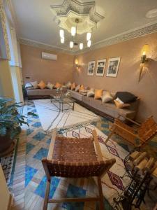 马拉喀什Riad Amalia的客厅配有沙发和桌子