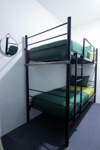 武吉丁宜Kareem Syariah Hostel Bukittinggi的客房内的两张双层床