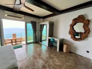 涛岛Ocean Front Apartments的客厅配有镜子和桌子