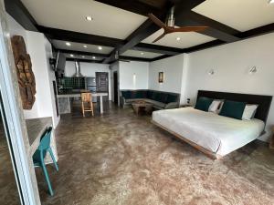 涛岛Ocean Front Apartments的一间卧室设有一张床和一间客厅。