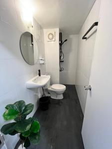 北革Impact-Don Mueang Bangkok Popular Condo C4的一间带卫生间、水槽和镜子的浴室