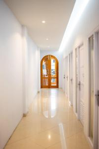 武吉丁宜Kareem Syariah Hostel Bukittinggi的大楼内有门的空走廊