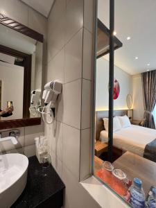 绥和市Apec Mandala Phú Yên的一间带水槽和镜子的浴室