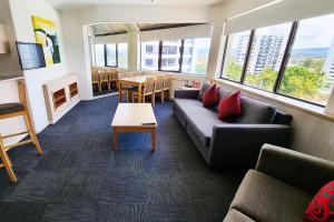 黄金海岸Tiki Hotel Apartments Surfers Paradise的客厅配有沙发和桌子