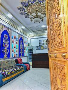 布哈拉Jahangir Boutique Bukhara的配有一张床和吊灯的房间