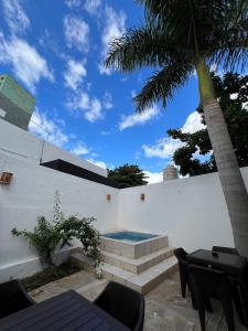 梅里达Hotel Casablanca 160的一座带游泳池和棕榈树的房子