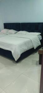 莱基St Theresas apartment Lodge 3的一张带白色床单和枕头的床