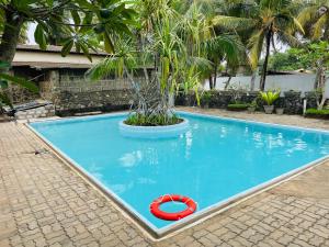 卡卢特勒Aprima Hotel的水中一个红色环的游泳池