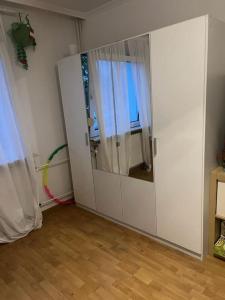 杜伊斯堡Schöne Wohnung Nähe Düsseldorf Messe und Flughafen的一间房间,房间内设有大镜子