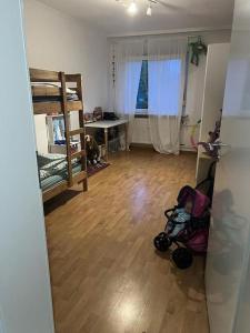 杜伊斯堡Schöne Wohnung Nähe Düsseldorf Messe und Flughafen的客厅,中间有婴儿车