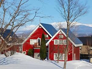 富良野森林之友山林小屋的前面有雪的红色房子