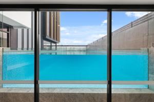 纽卡斯尔Top of the World Sky High Luxury的透过窗户可欣赏到游泳池的景色