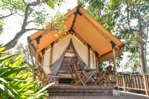 锡朗The Park - Silang的木制甲板上的带椅子的帐篷