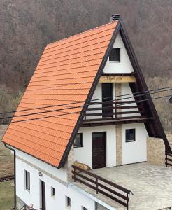 Crni VrhVila Bosa - Stara planina的白色房子的橙色屋顶