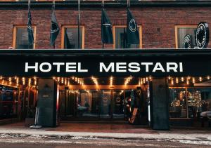 赫尔辛基Hotel Mestari的大楼前的旅馆信使标志