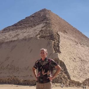 开罗LOAY PYRAMIDS VIEW的站在金字塔前的人