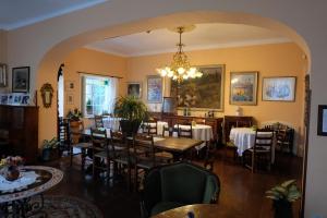陶尔米纳海王星别墅酒店的一间带桌椅和吊灯的用餐室