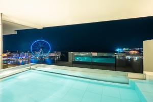 迪拜FIVE LUXE的摩天轮大楼内的游泳池