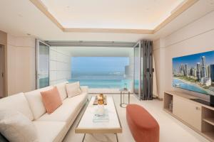 迪拜FIVE LUXE的客厅配有白色沙发,享有海景