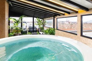 布达佩斯Bo33家庭套房酒店的一座带窗户的大型游泳池