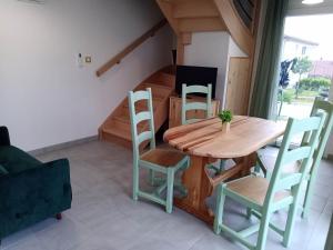 BoussièresGîtes de l'Orée du Bois的一间带木桌和椅子的用餐室