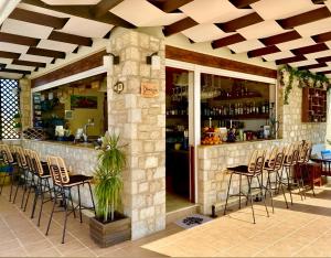 蒂加基苏格拉底公寓的餐厅设有带凳子的酒吧