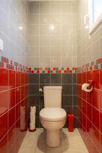 BoussièresGîtes de l'Orée du Bois的浴室设有卫生间和红色瓷砖。