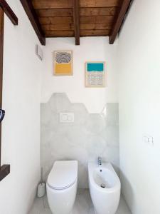 托雷德尔斯泰尔Villa La Petite Etoile的白色的浴室设有卫生间和水槽。